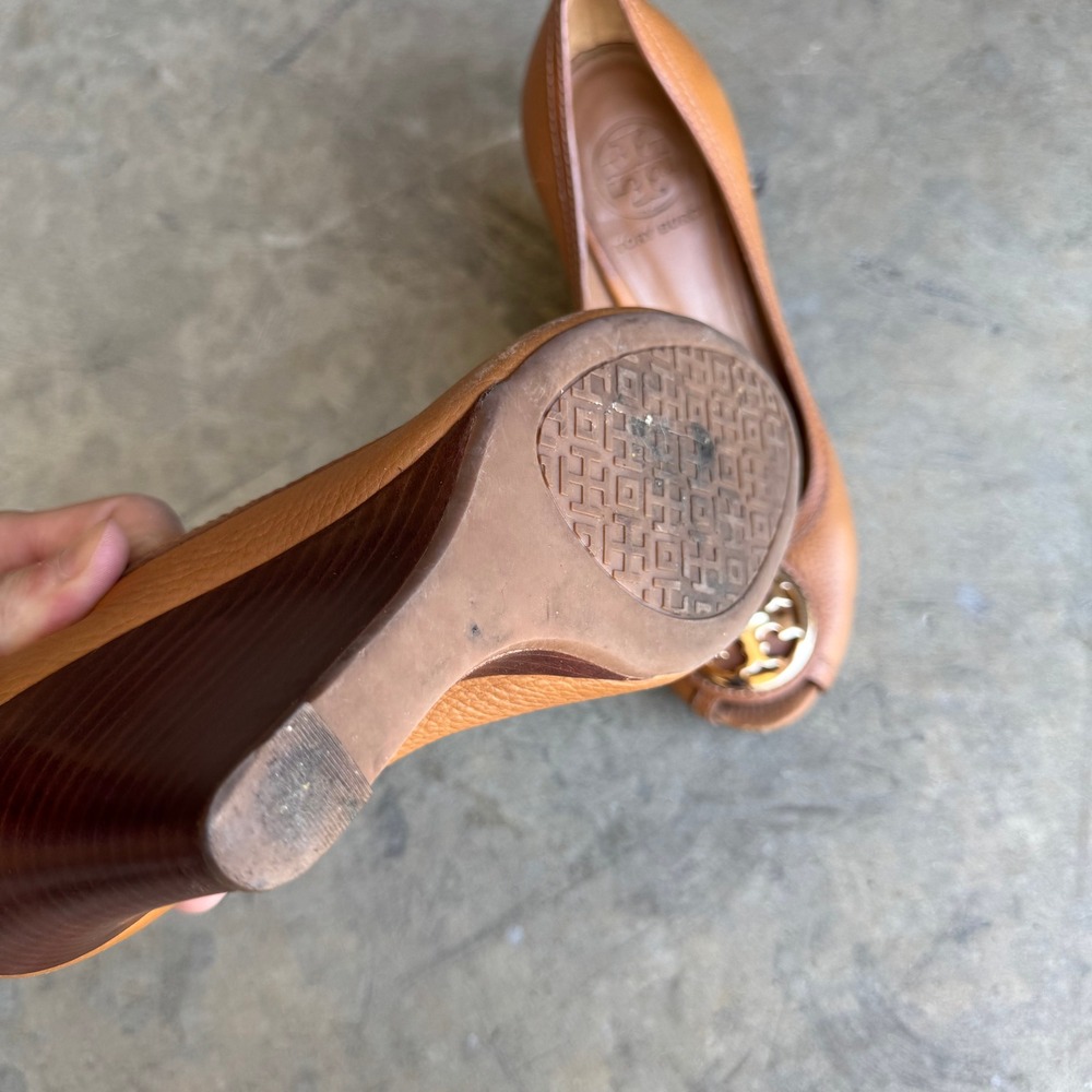 Tory Burch Sally Tan Leather Peep Toe Wedge Pumps Gold Reva Logo Size 6.5M - Picture 3 of 6